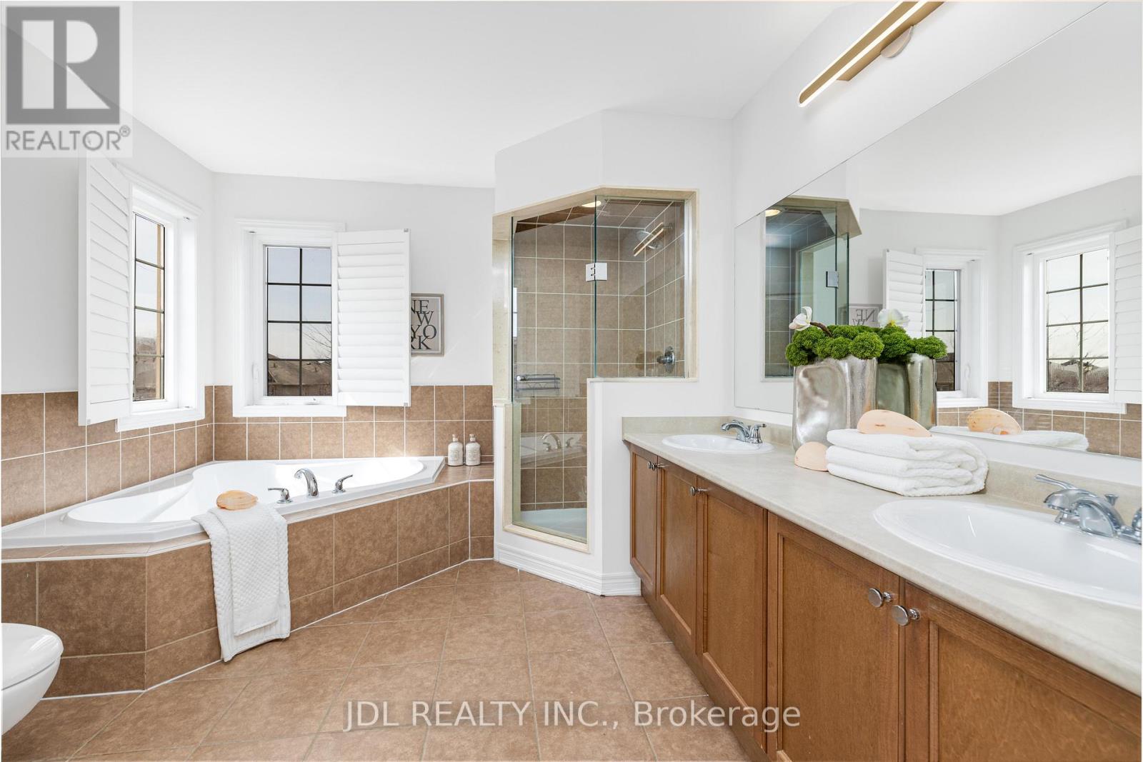 3 Mansard Drive, Richmond Hill, Ontario  L4E 0L8 - Photo 32 - N12926878