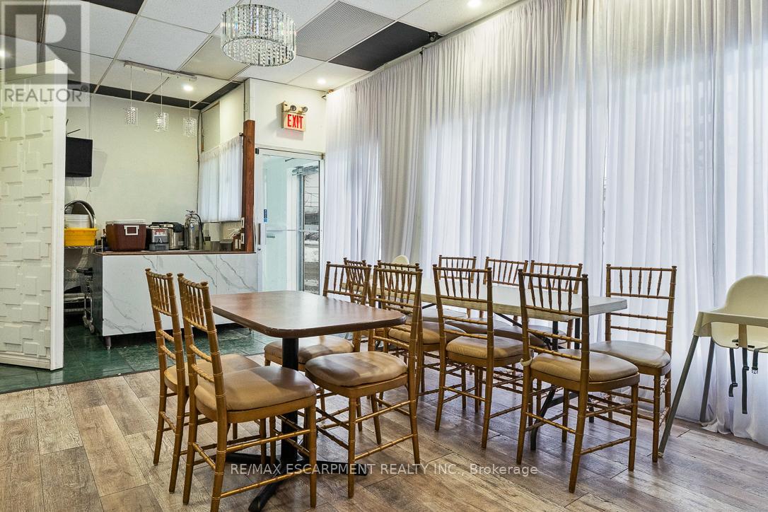 8 - 833 Westlock Road, Mississauga, Ontario  L5C 1K7 - Photo 5 - W12771680