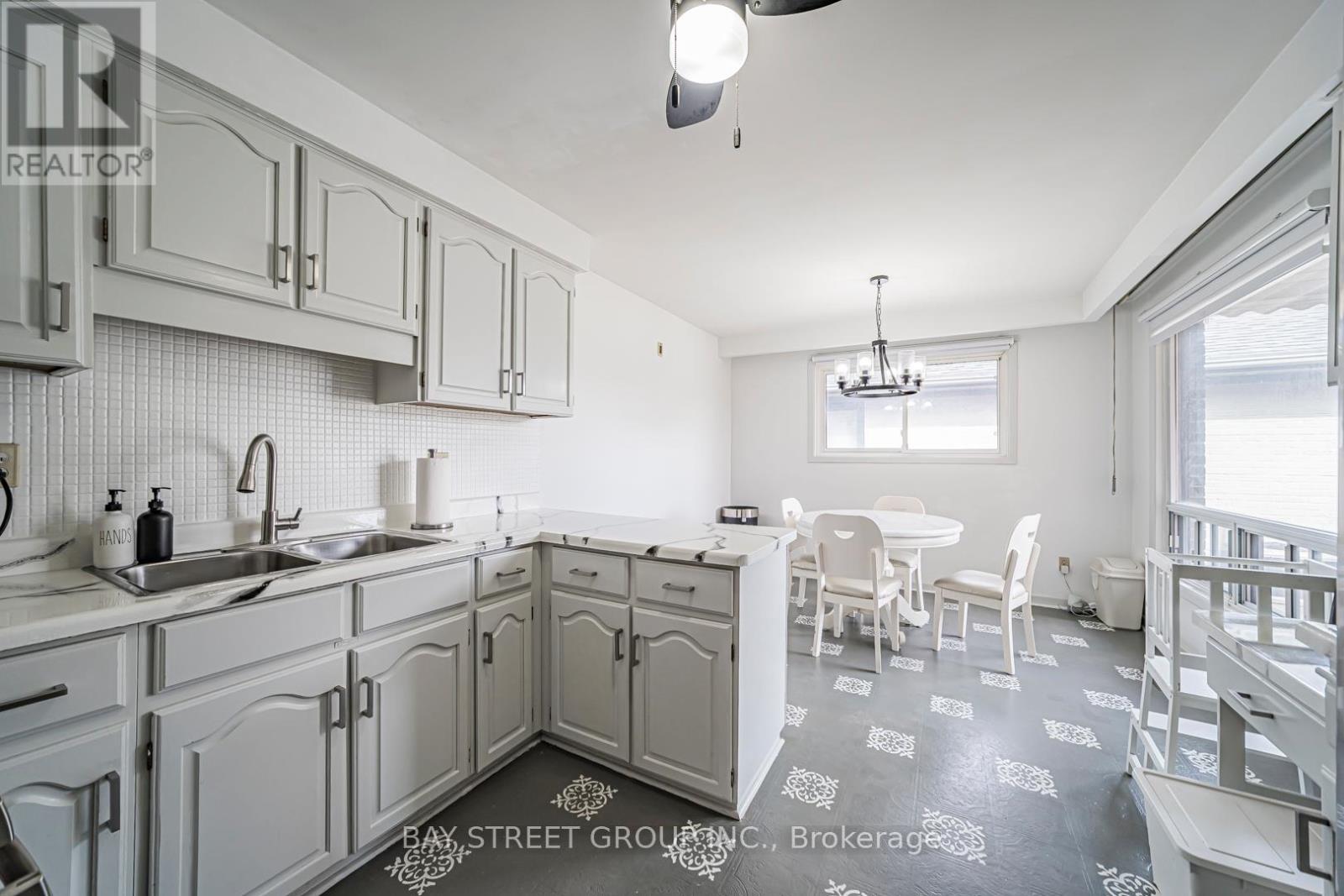 Upper - 1520 Brentano Boulevard, Mississauga, Ontario  L4X 1A4 - Photo 22 - W12927028