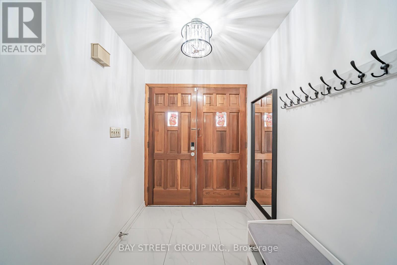 Upper - 1520 Brentano Boulevard, Mississauga, Ontario  L4X 1A4 - Photo 9 - W12927028