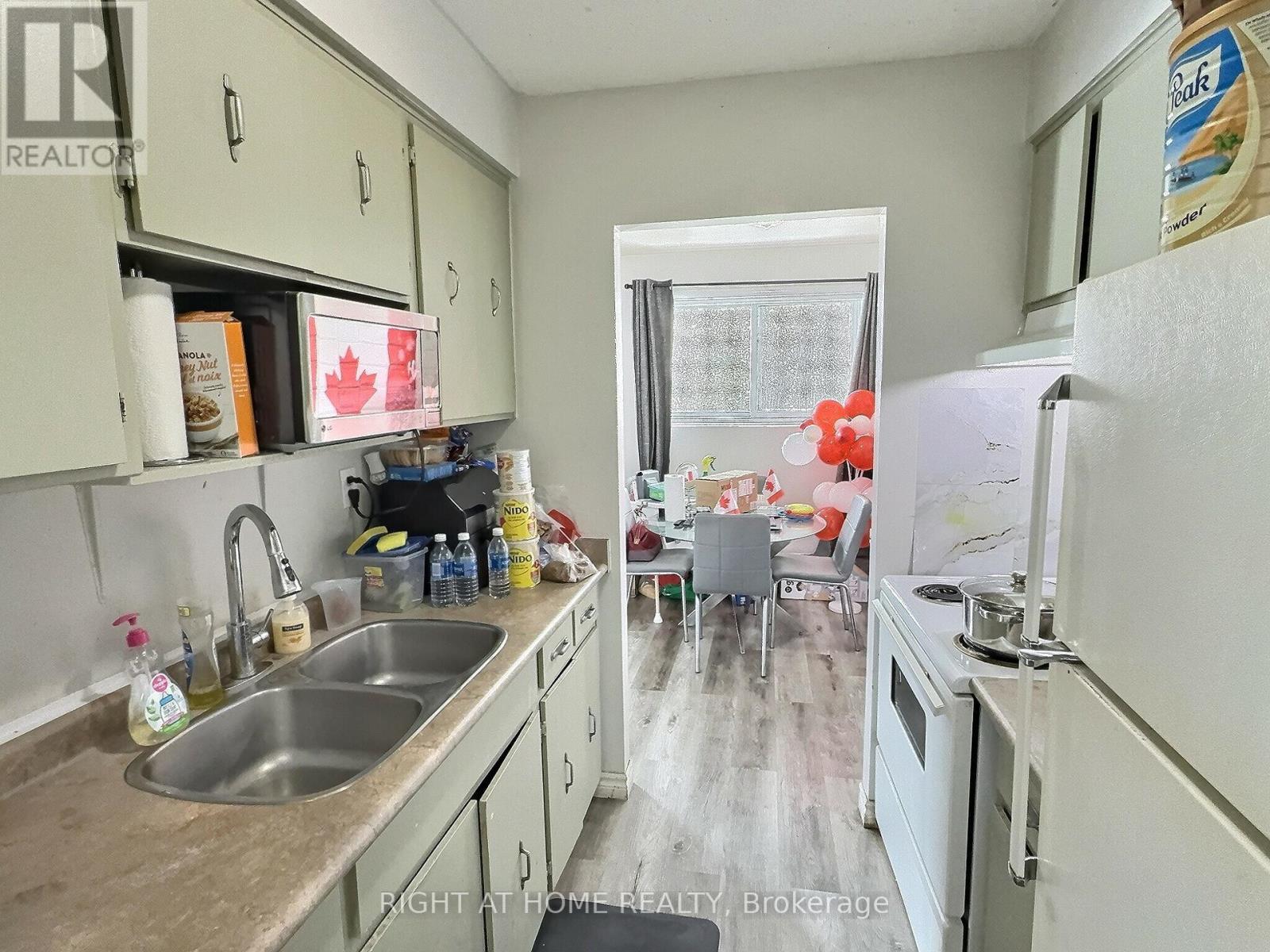 11 - 525 Parkside Dr Drive, Waterloo, Ontario  N2L 4X7 - Photo 8 - X12926996