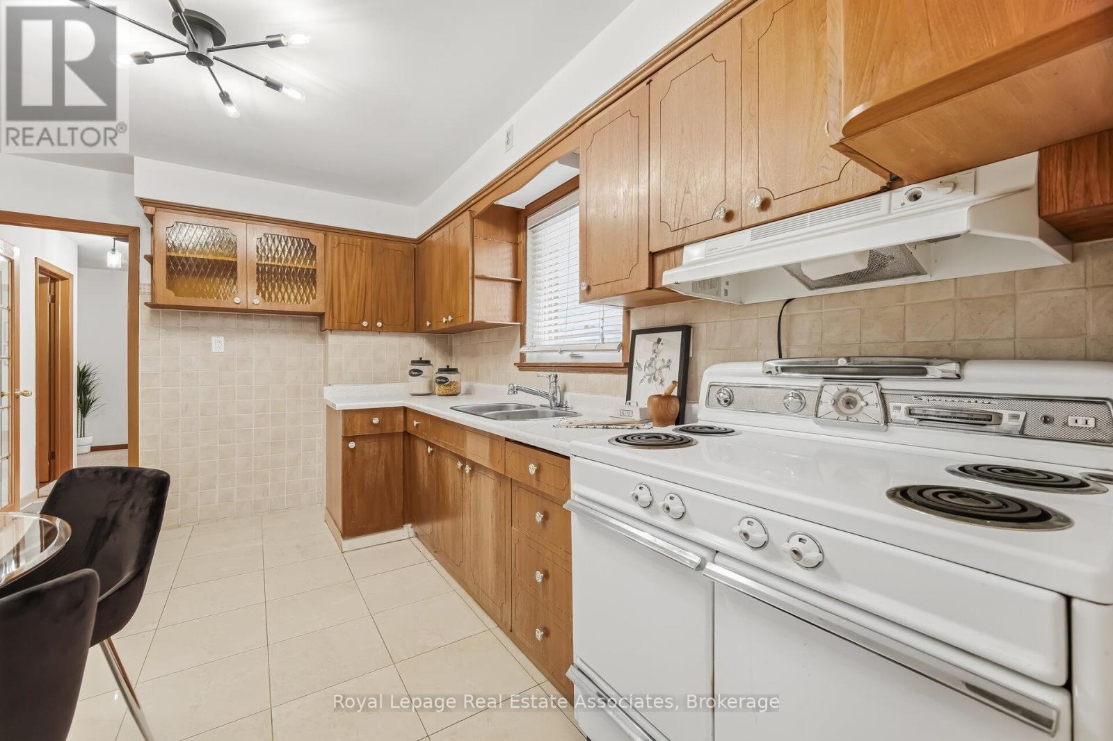 5 Rosewood Avenue, Toronto, Ontario  M8Z 1X3 - Photo 11 - W12924746