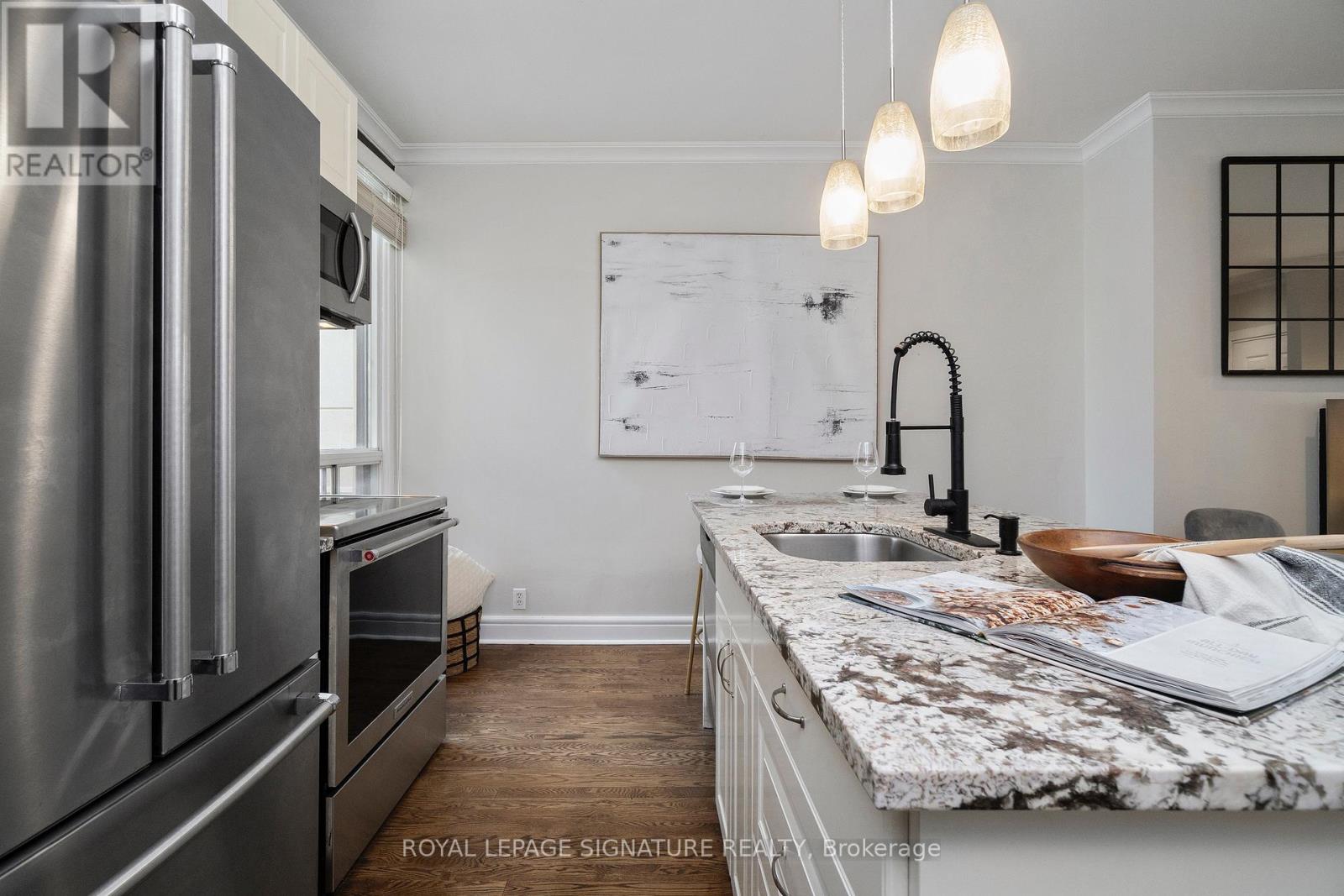 215 Yarmouth Road, Toronto, Ontario  M6G 1X5 - Photo 18 - W12927054