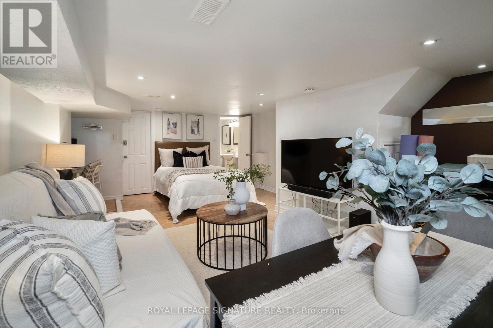 215 Yarmouth Road, Toronto, Ontario  M6G 1X5 - Photo 38 - W12927054