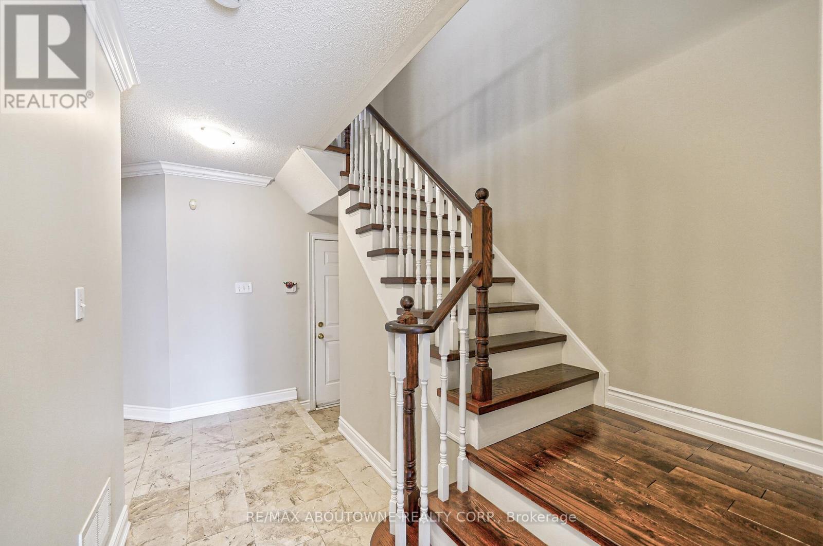 6098 Rowers Crescent, Mississauga, Ontario  L5V 3A2 - Photo 15 - W12927078