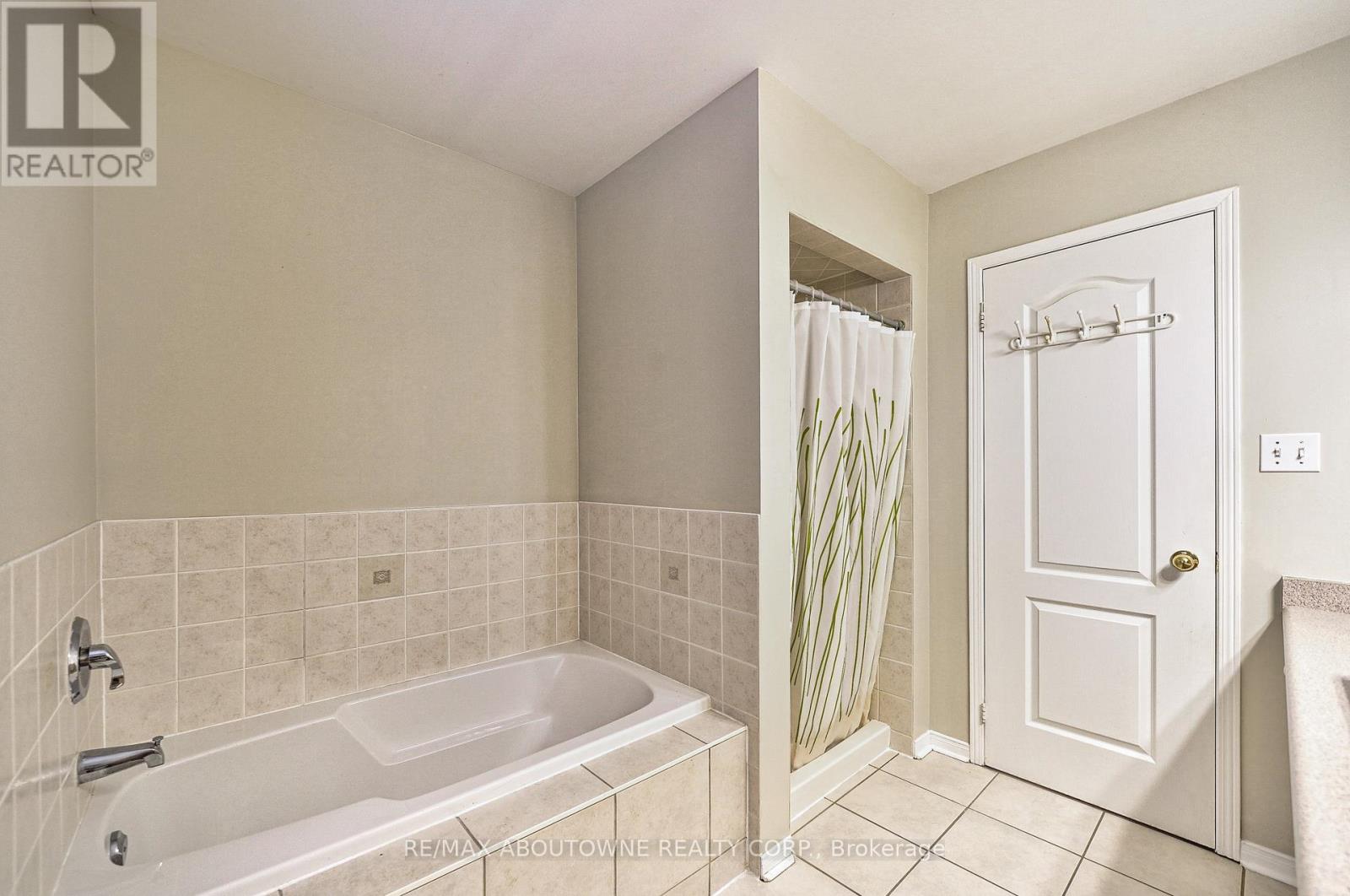 6098 Rowers Crescent, Mississauga, Ontario  L5V 3A2 - Photo 21 - W12927078