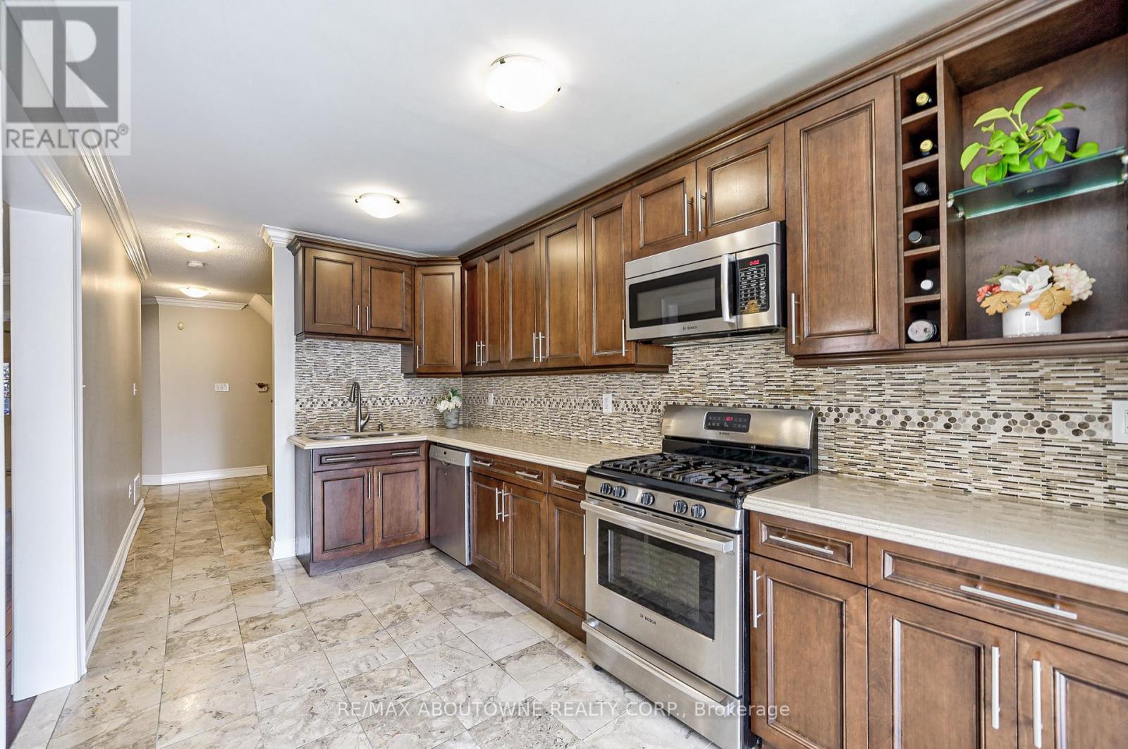 6098 Rowers Crescent, Mississauga, Ontario  L5V 3A2 - Photo 9 - W12927078