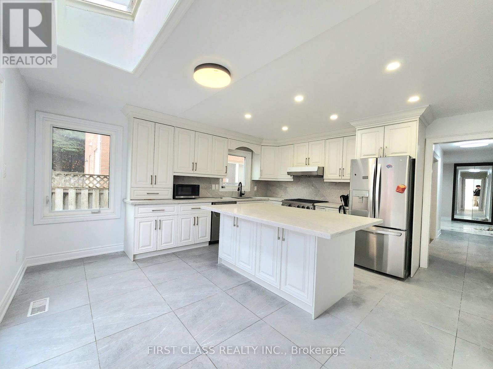 15 Strathmore Drive, Markham, Ontario  L3P 6J7 - Photo 7 - N12927098