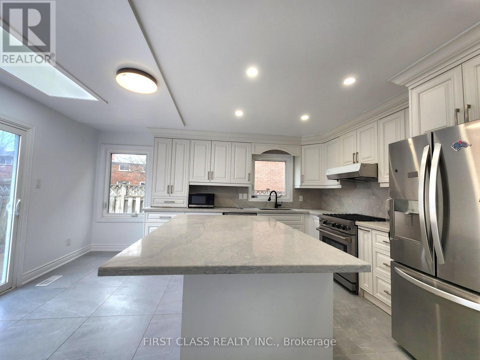 15 Strathmore Drive, Markham, Ontario  L3P 6J7 - Photo 8 - N12927098