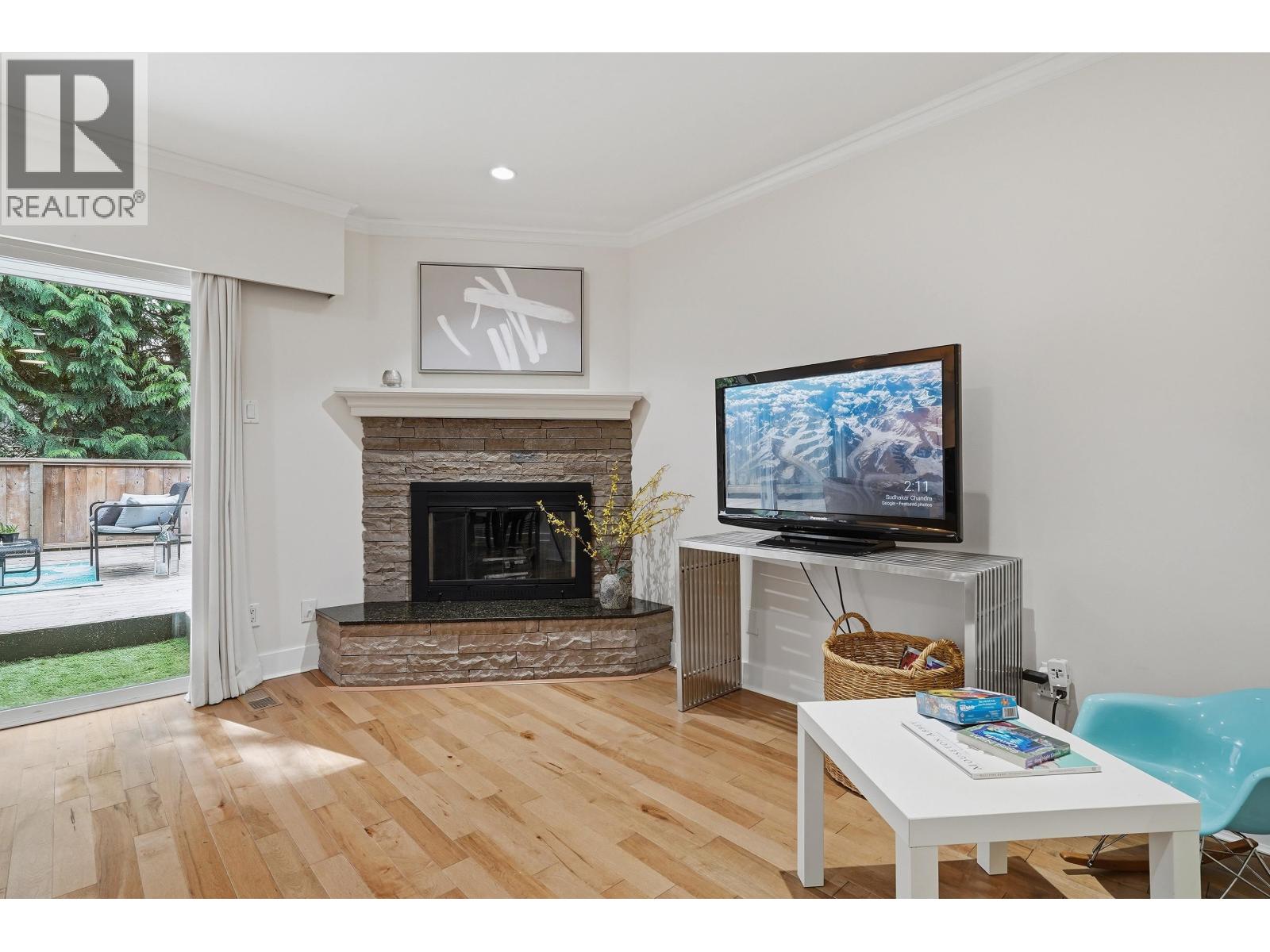 2329 Mountain Highway, North Vancouver, British Columbia  V7J 2N2 - Photo 3 - R3103882