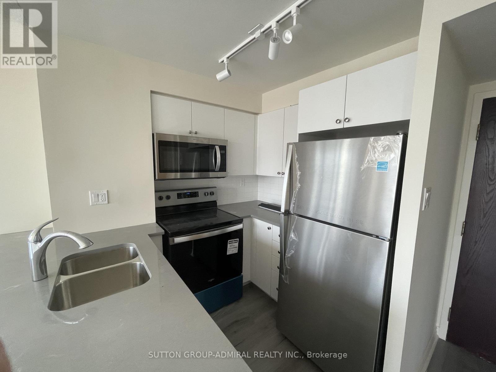 2002 - 736 Bay Street, Toronto, Ontario  M5G 1N6 - Photo 2 - C12917382