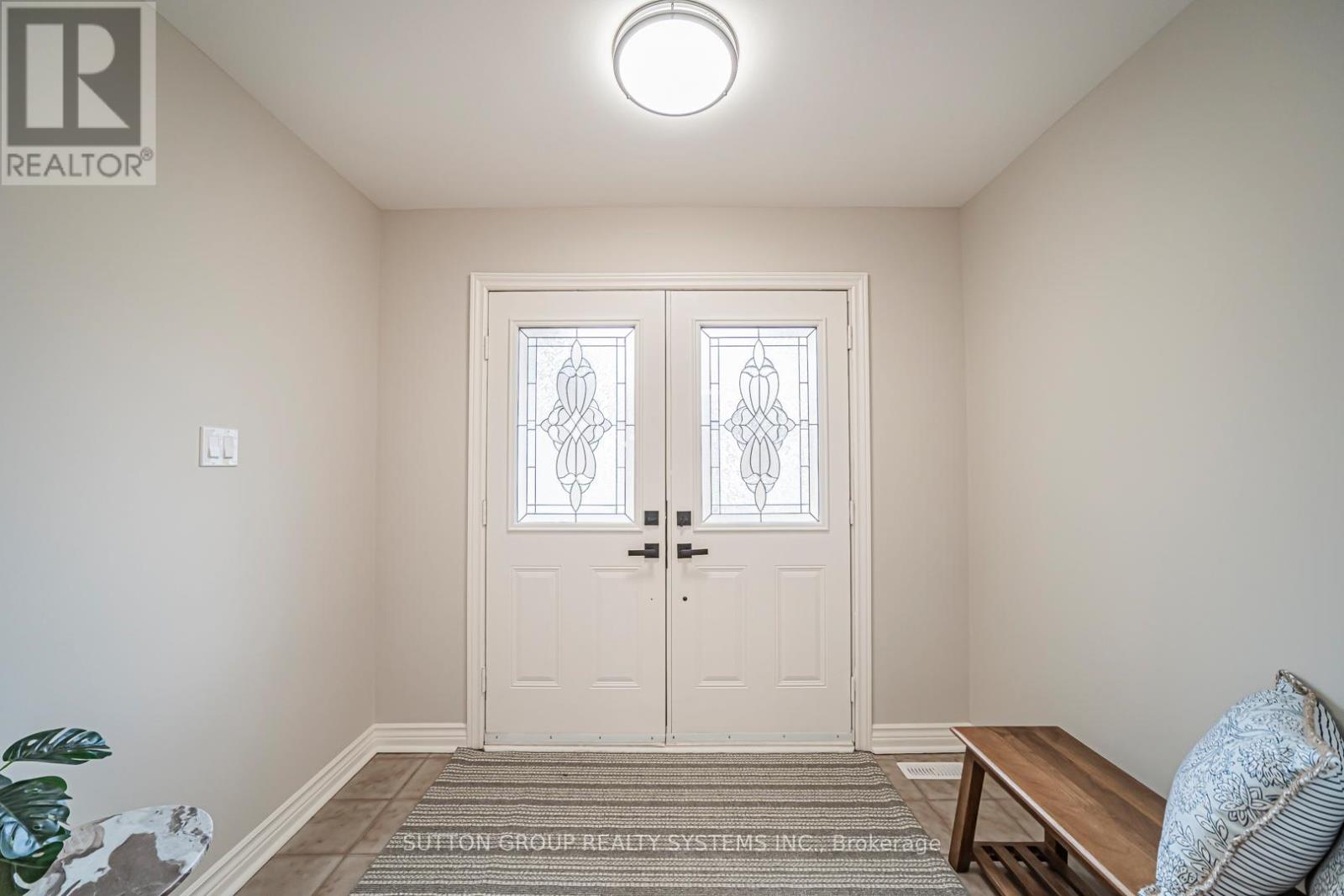 61 Somerset Crescent, Richmond Hill, Ontario  L4C 8N8 - Photo 6 - N12927122