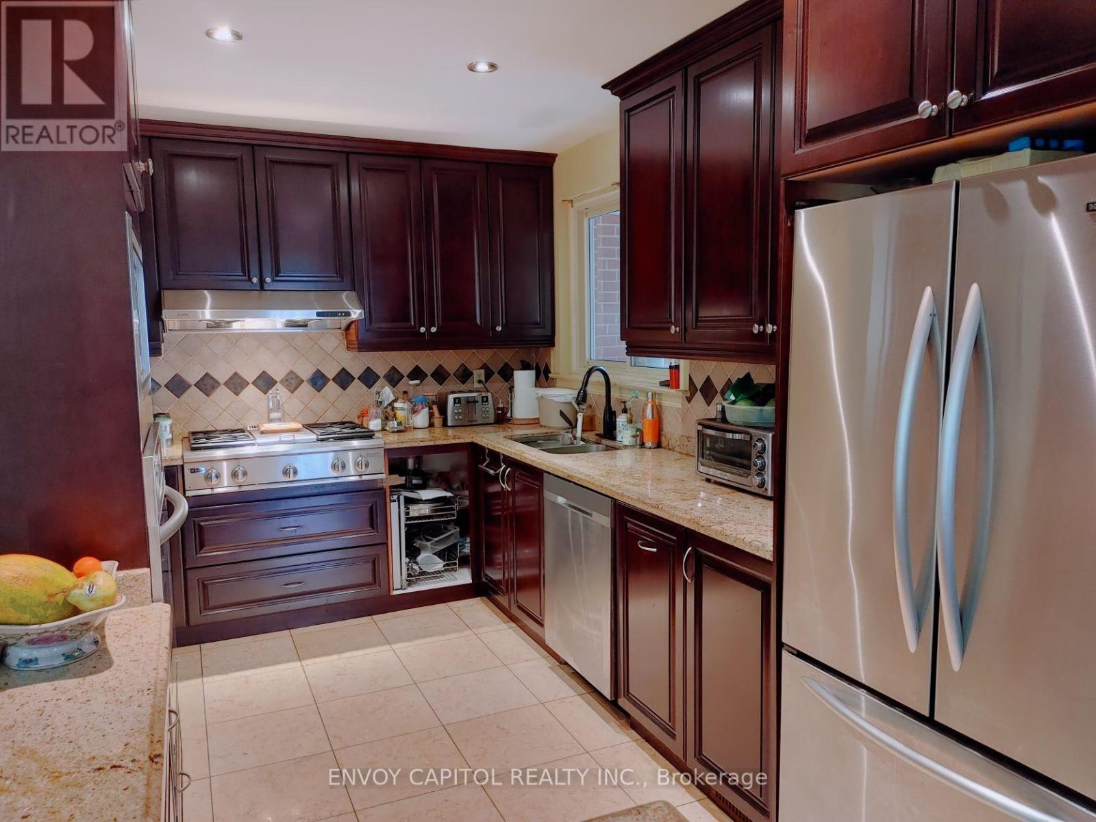 86 West Deane Park Drive, Toronto, Ontario M9B 2S3 - Photo 10 - W12927142