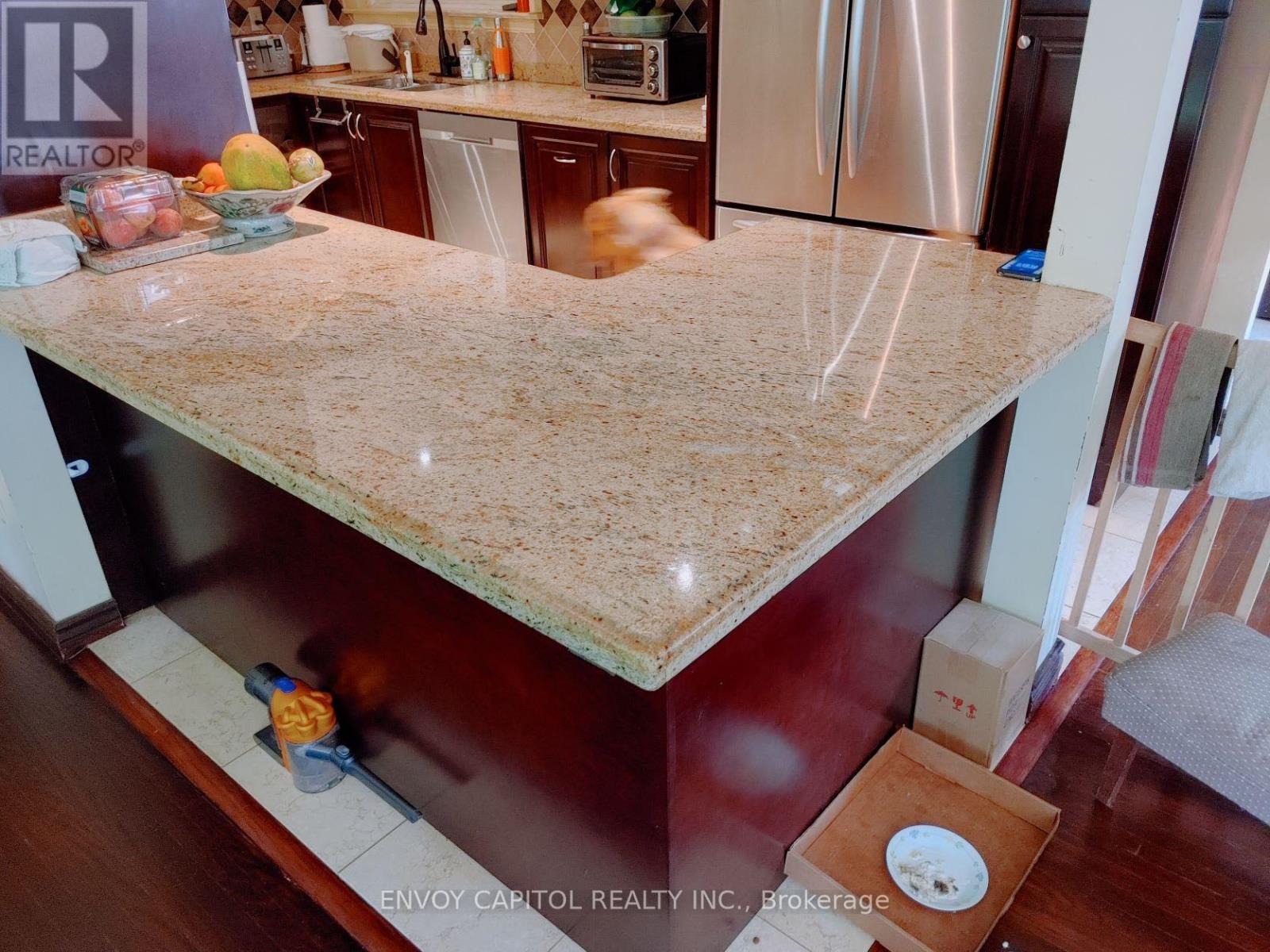 86 West Deane Park Drive, Toronto, Ontario M9B 2S3 - Photo 11 - W12927142