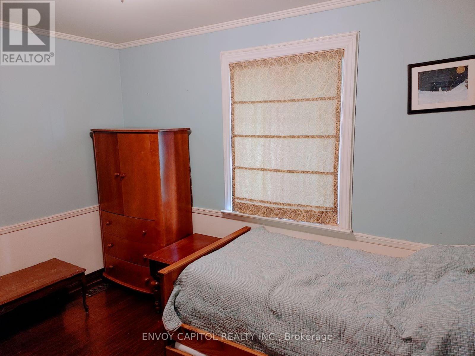 86 West Deane Park Drive, Toronto, Ontario M9B 2S3 - Photo 12 - W12927142