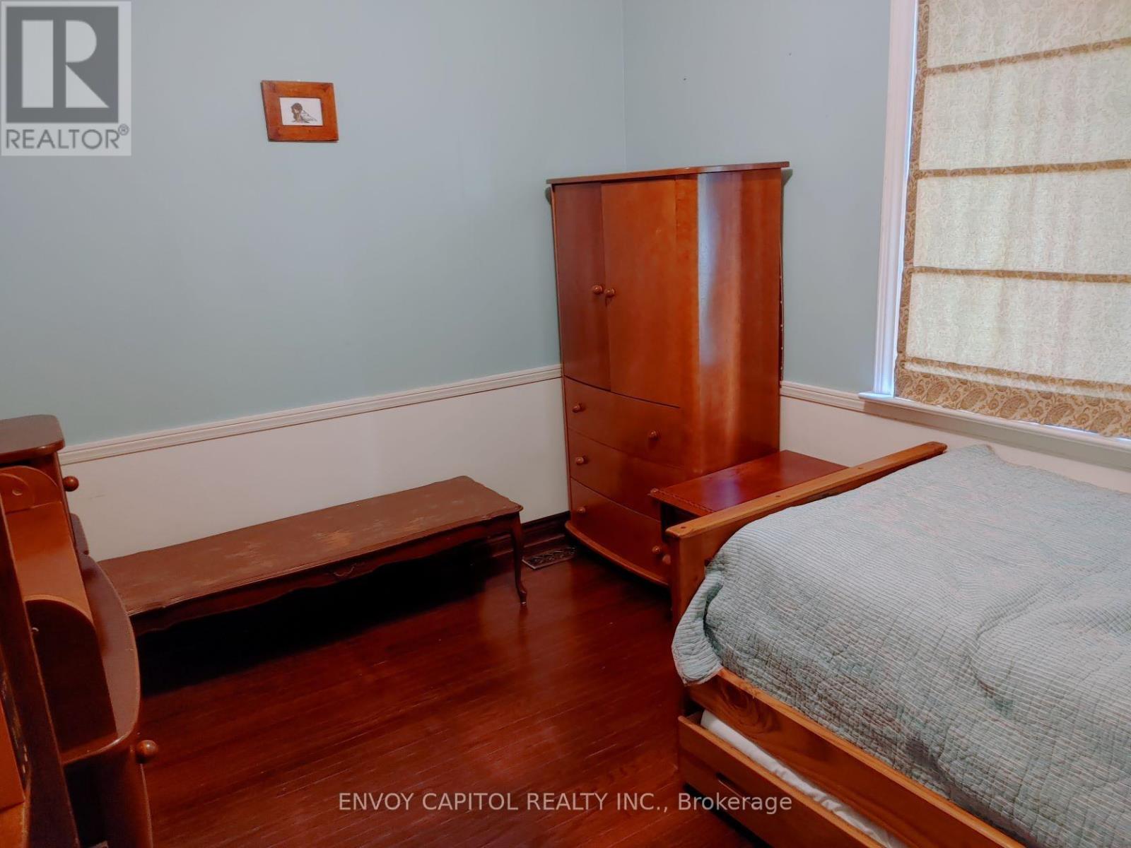 86 West Deane Park Drive, Toronto, Ontario M9B 2S3 - Photo 13 - W12927142