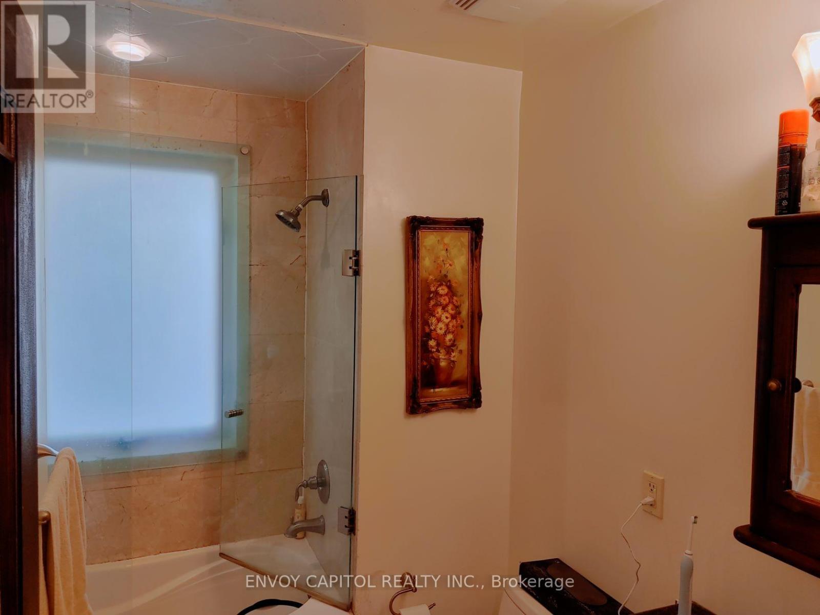 86 West Deane Park Drive, Toronto, Ontario M9B 2S3 - Photo 16 - W12927142