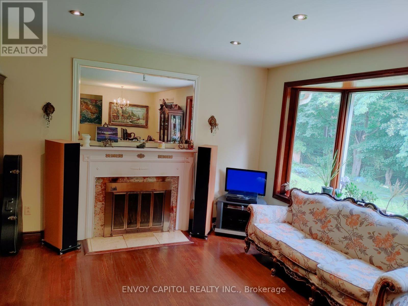 86 West Deane Park Drive, Toronto, Ontario M9B 2S3 - Photo 2 - W12927142