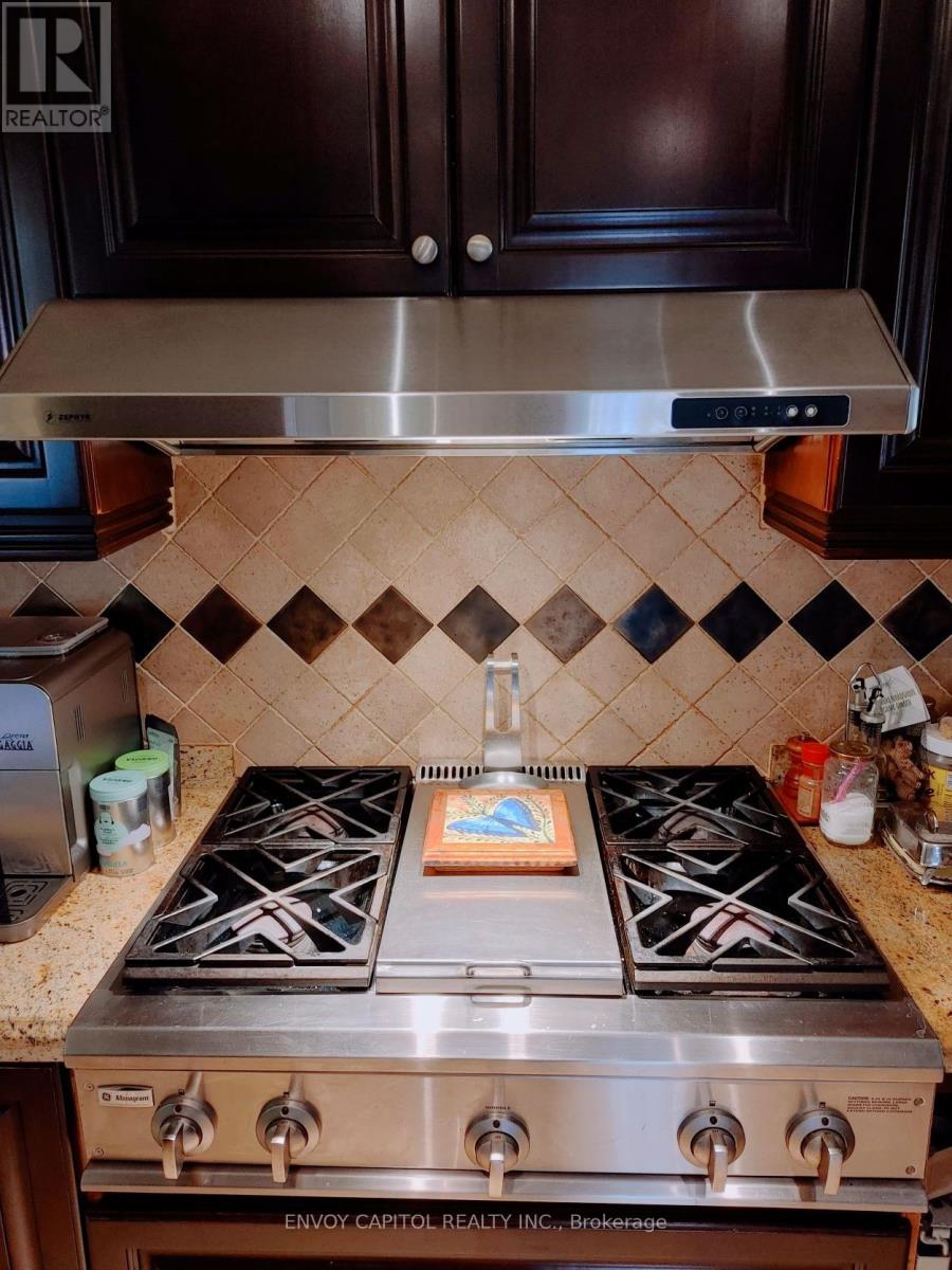 86 West Deane Park Drive, Toronto, Ontario M9B 2S3 - Photo 7 - W12927142