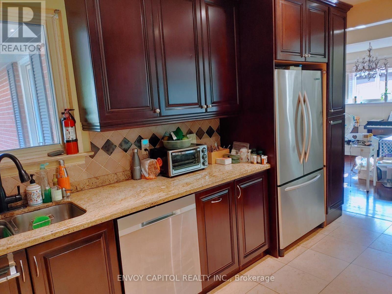 86 West Deane Park Drive, Toronto, Ontario M9B 2S3 - Photo 9 - W12927142