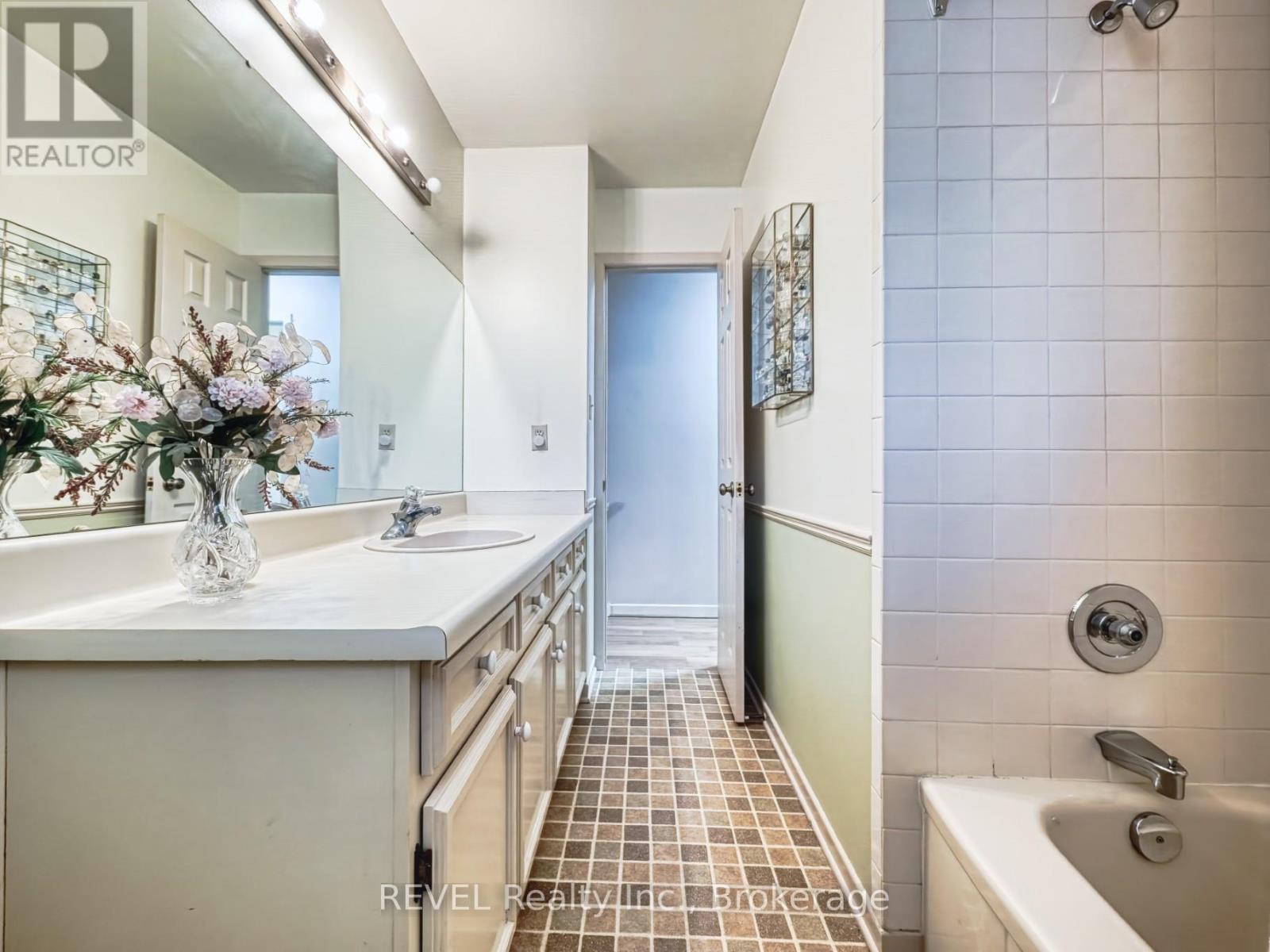 31 Cole Farm Boulevard, St. Catharines, Ontario  L2N 7E2 - Photo 30 - X12927188