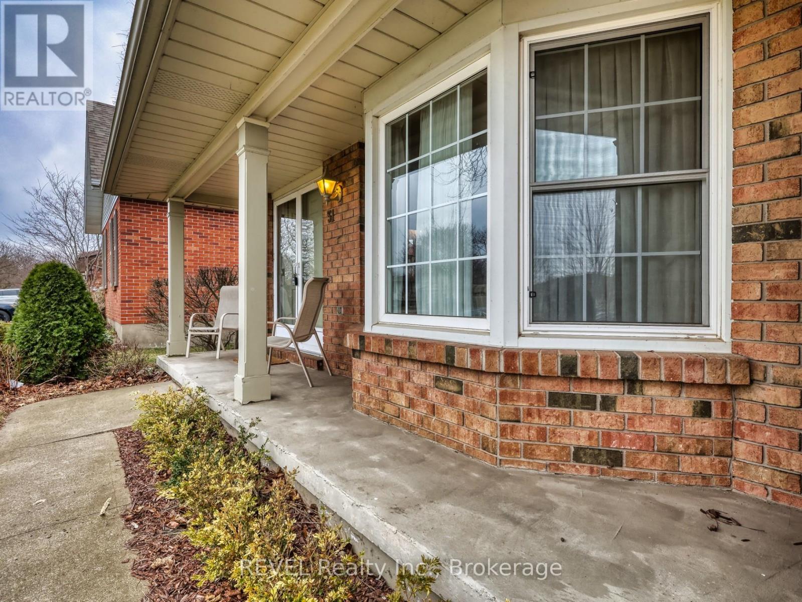 31 Cole Farm Boulevard, St. Catharines, Ontario  L2N 7E2 - Photo 4 - X12927188