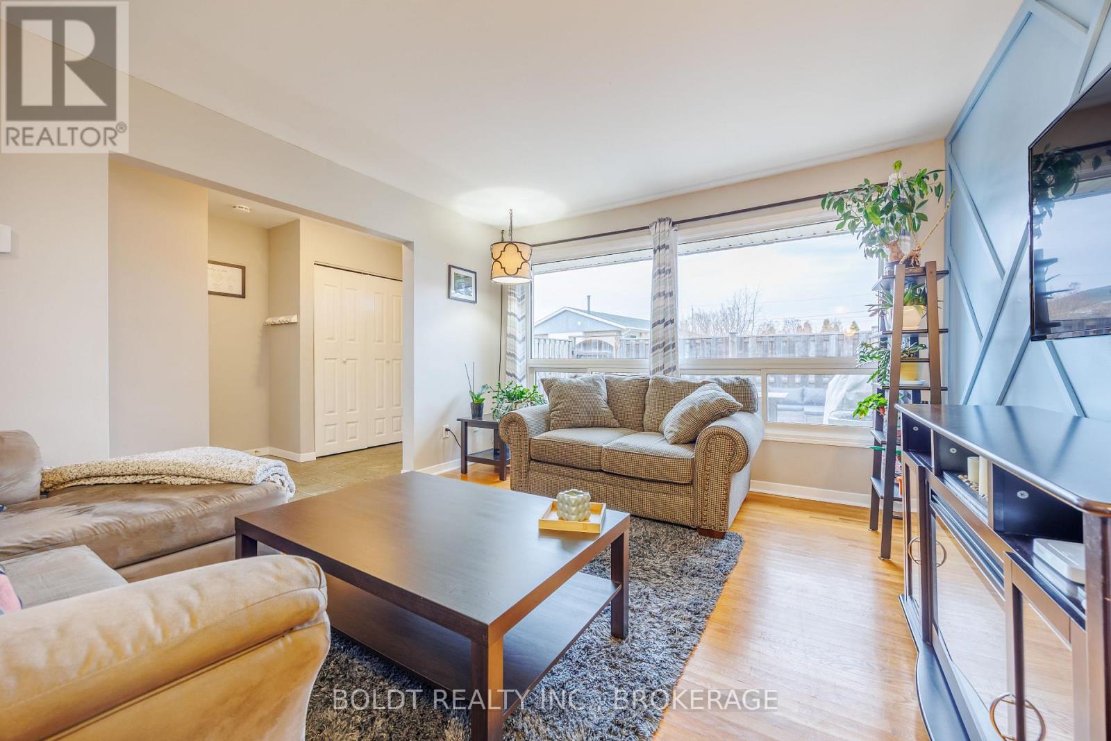 101 - 5 Woodlawn Court, Grimsby, Ontario  L3M 3T4 - Photo 2 - X12927204