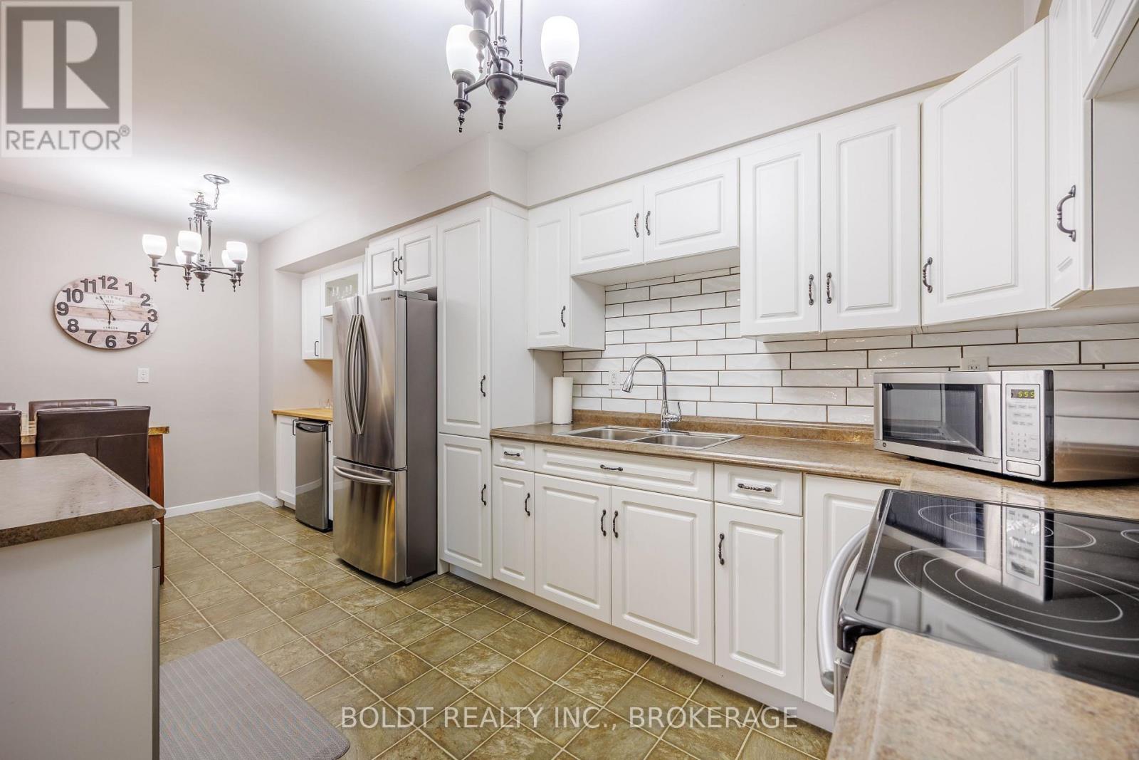 101 - 5 Woodlawn Court, Grimsby, Ontario  L3M 3T4 - Photo 4 - X12927204