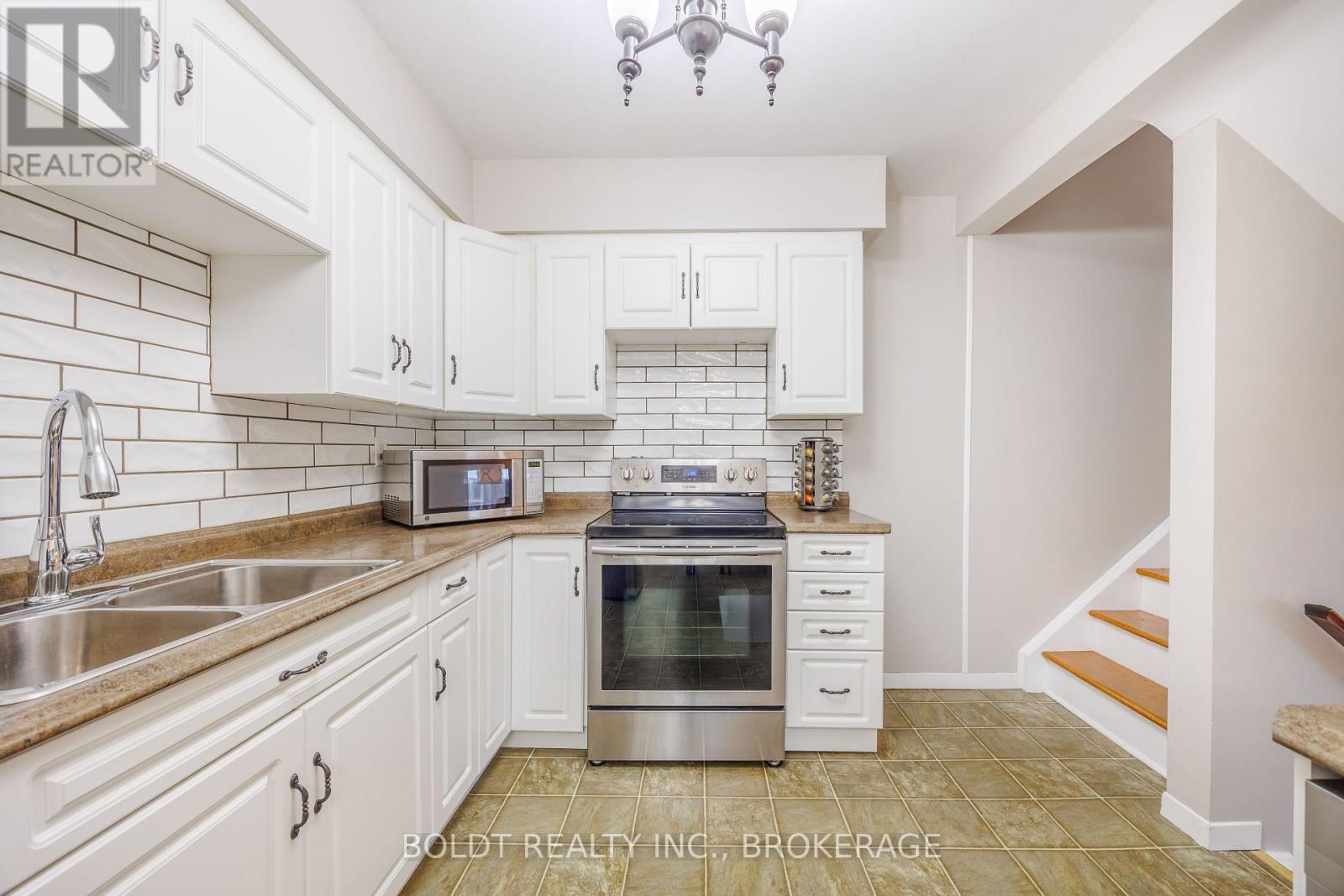 101 - 5 Woodlawn Court, Grimsby, Ontario  L3M 3T4 - Photo 5 - X12927204