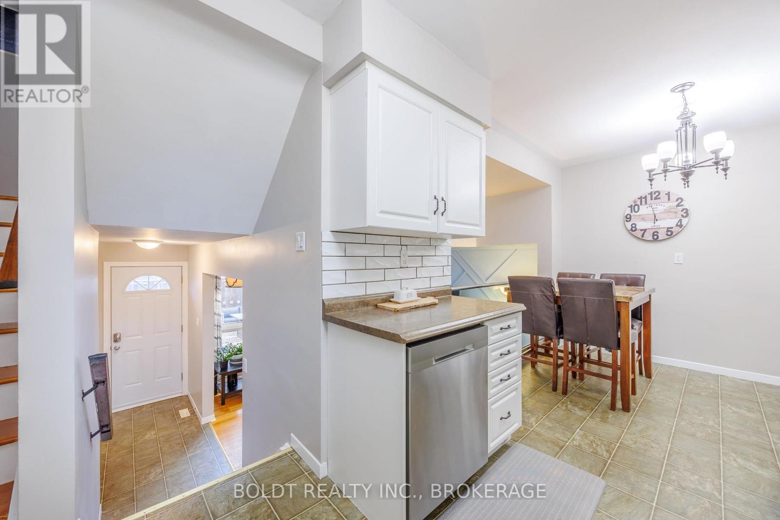 101 - 5 Woodlawn Court, Grimsby, Ontario  L3M 3T4 - Photo 6 - X12927204