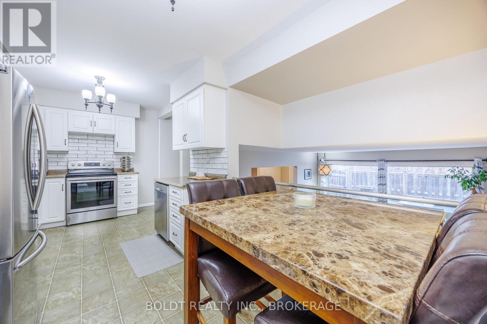 101 - 5 Woodlawn Court, Grimsby, Ontario  L3M 3T4 - Photo 8 - X12927204