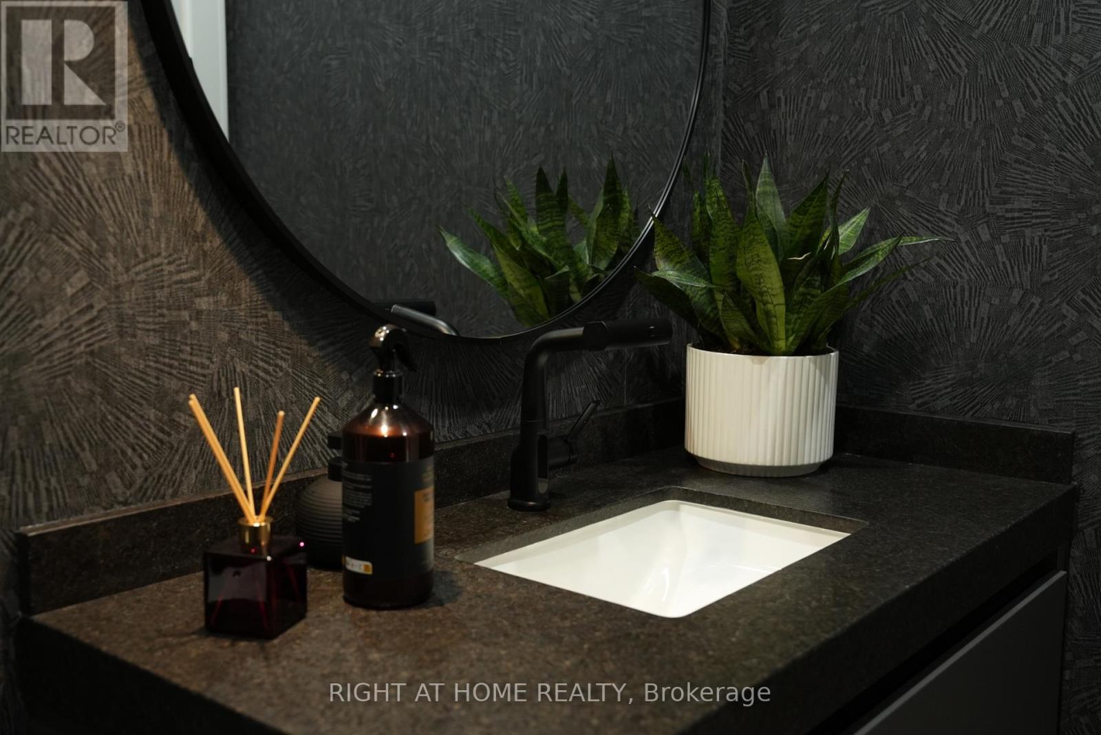 33 Thorndale Avenue, Toronto, Ontario M8X 1W8 - Photo 10 - W12927216