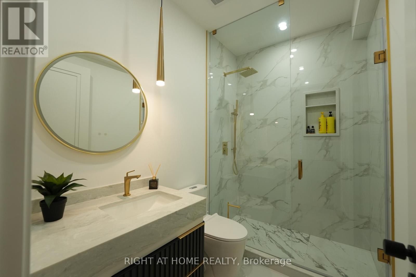 33 Thorndale Avenue, Toronto, Ontario M8X 1W8 - Photo 15 - W12927216