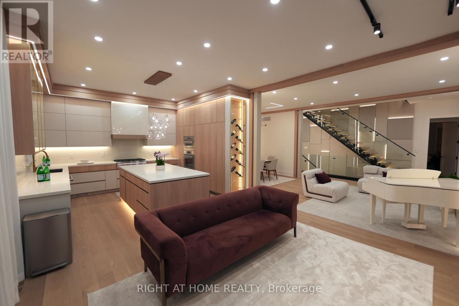 33 Thorndale Avenue, Toronto, Ontario M8X 1W8 - Photo 2 - W12927216