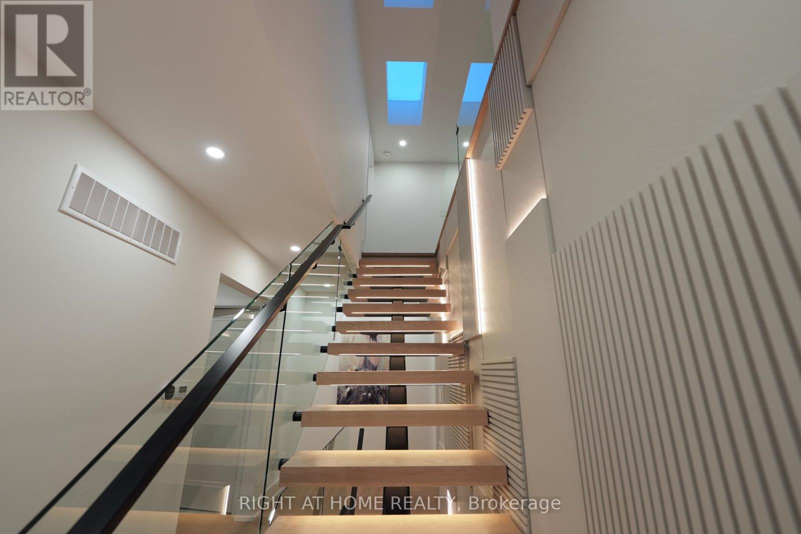 33 Thorndale Avenue, Toronto, Ontario M8X 1W8 - Photo 20 - W12927216