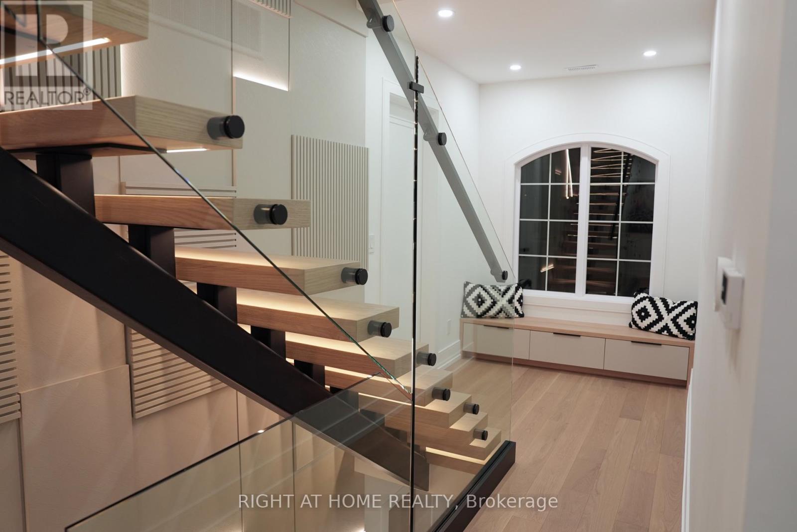 33 Thorndale Avenue, Toronto, Ontario M8X 1W8 - Photo 22 - W12927216