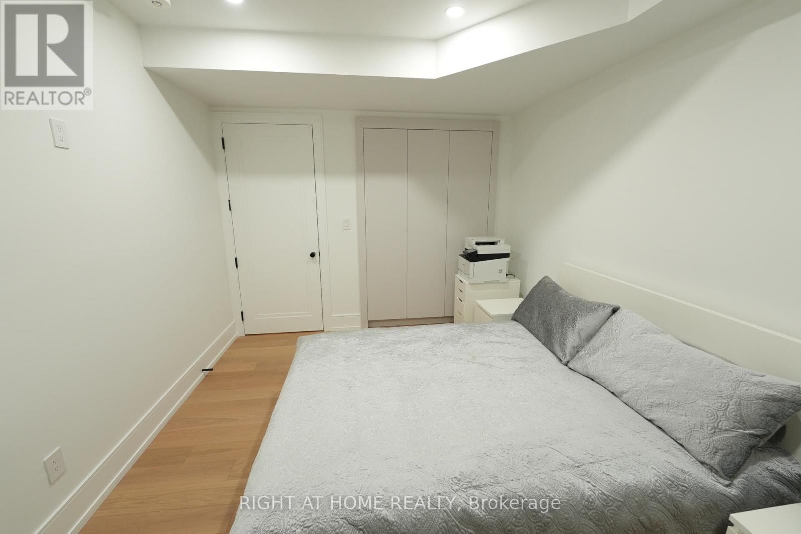 33 Thorndale Avenue, Toronto, Ontario M8X 1W8 - Photo 29 - W12927216