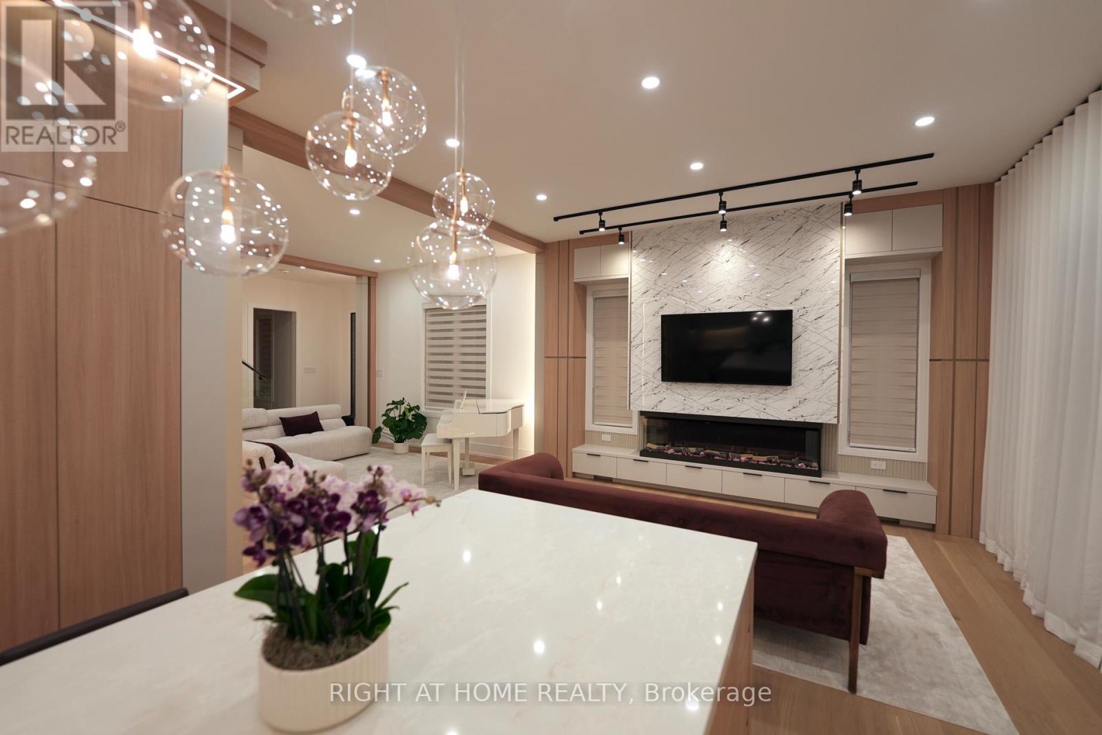 33 Thorndale Avenue, Toronto, Ontario M8X 1W8 - Photo 3 - W12927216