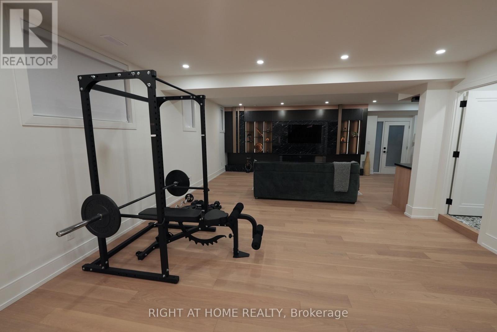 33 Thorndale Avenue, Toronto, Ontario M8X 1W8 - Photo 32 - W12927216