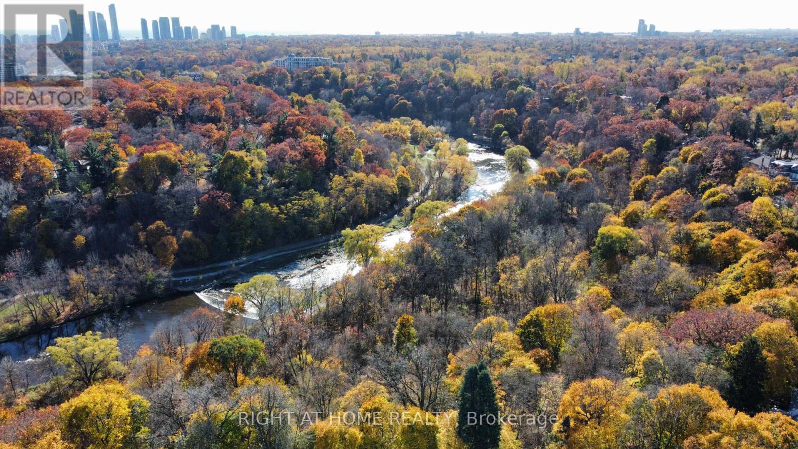 33 Thorndale Avenue, Toronto, Ontario M8X 1W8 - Photo 36 - W12927216