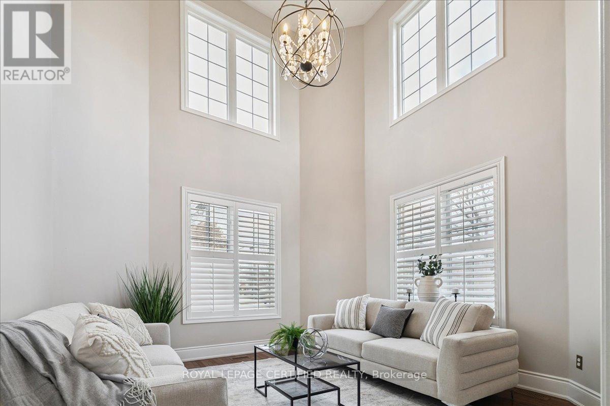 2523 Highmount Crescent, Oakville, Ontario  L6M 4Z1 - Photo 4 - W12927220