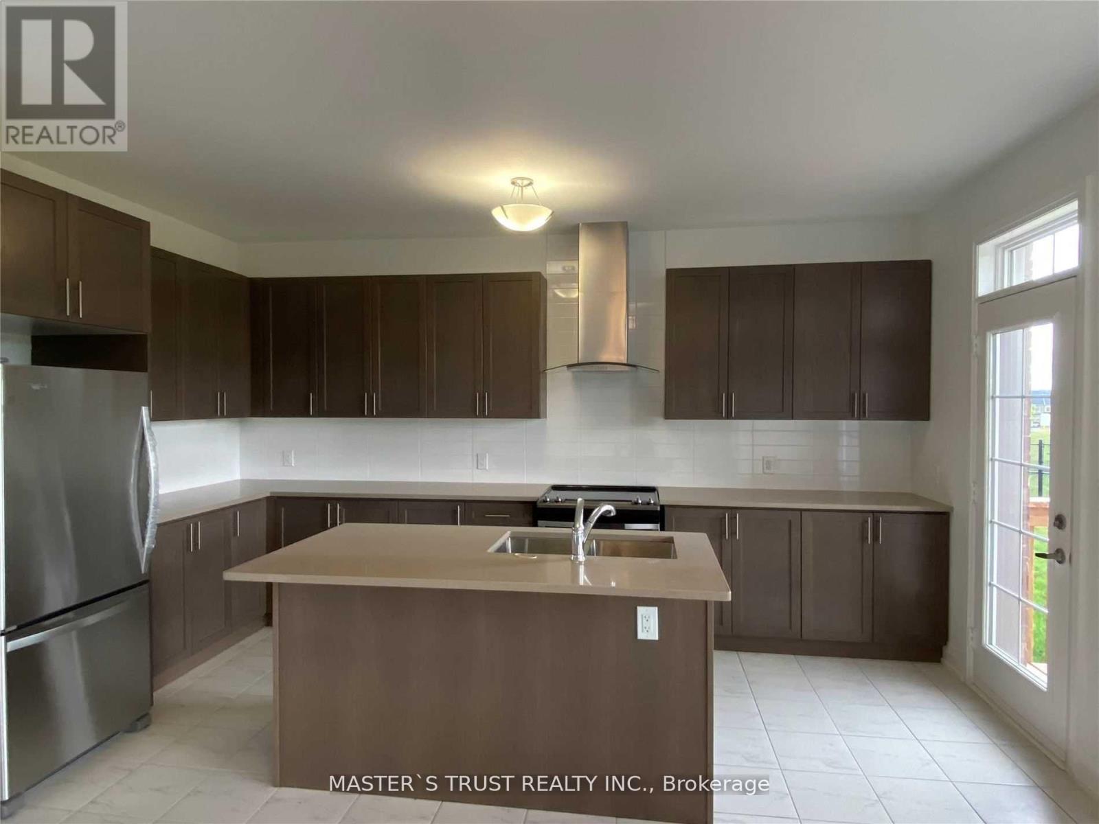 102 Frank Kelly Drive, East Gwillimbury, Ontario  L9N 0V3 - Photo 3 - N12927246