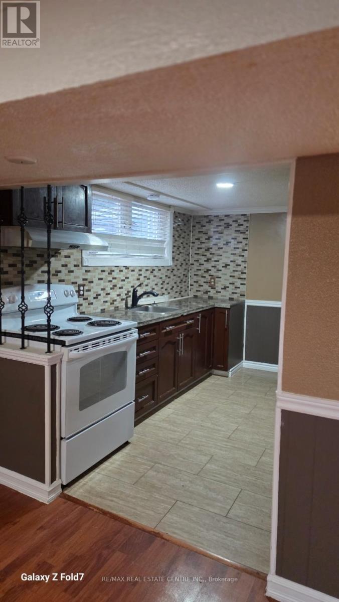 1016 Pinegrove Road, Oakville, Ontario  L6L 2W2 - Photo 18 - W12927262