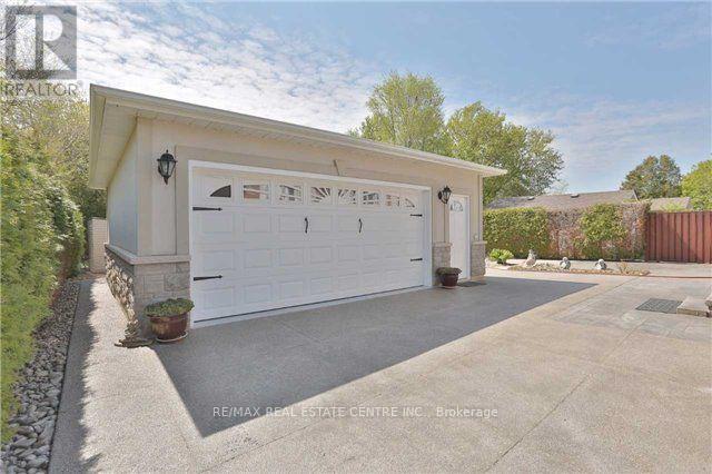 1016 Pinegrove Road, Oakville, Ontario  L6L 2W2 - Photo 2 - W12927262