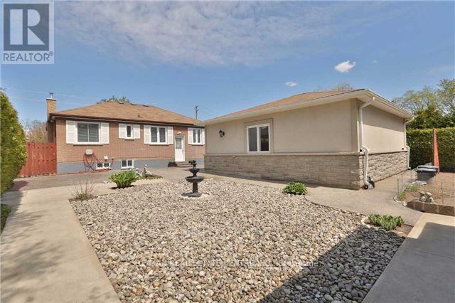 1016 Pinegrove Road, Oakville, Ontario  L6L 2W2 - Photo 4 - W12927262