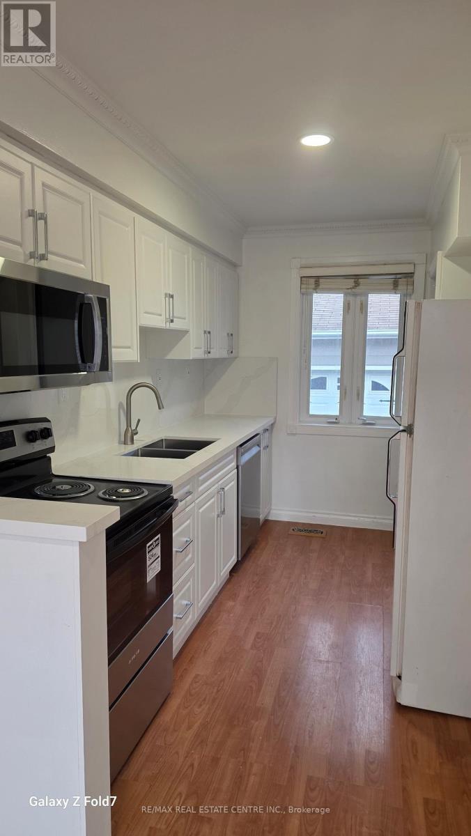 1016 Pinegrove Road, Oakville, Ontario  L6L 2W2 - Photo 6 - W12927262