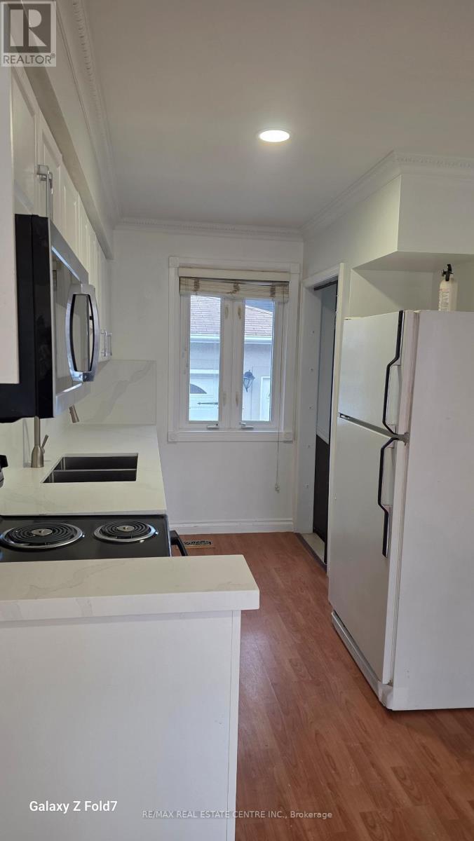 1016 Pinegrove Road, Oakville, Ontario  L6L 2W2 - Photo 7 - W12927262