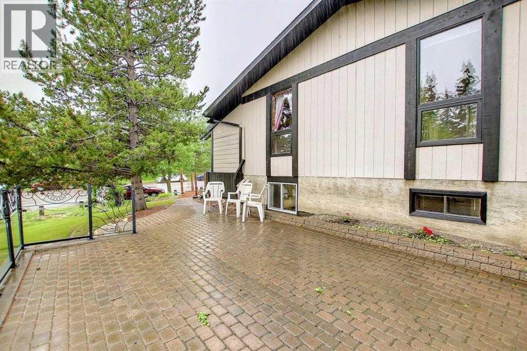 3 Berwick Crescent Nw, Calgary, Alberta  T3K 1P7 - Photo 4 - A2291794