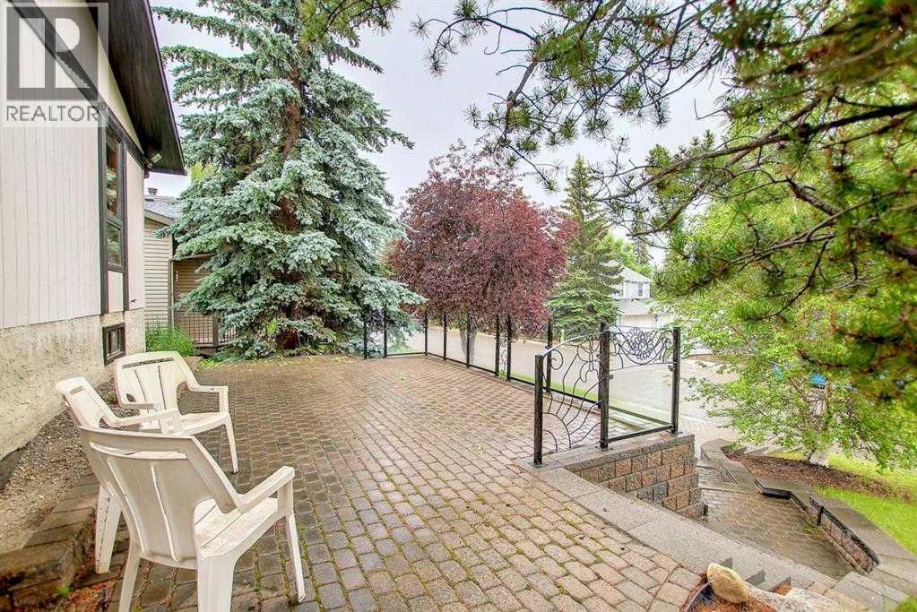 3 Berwick Crescent Nw, Calgary, Alberta  T3K 1P7 - Photo 5 - A2291794