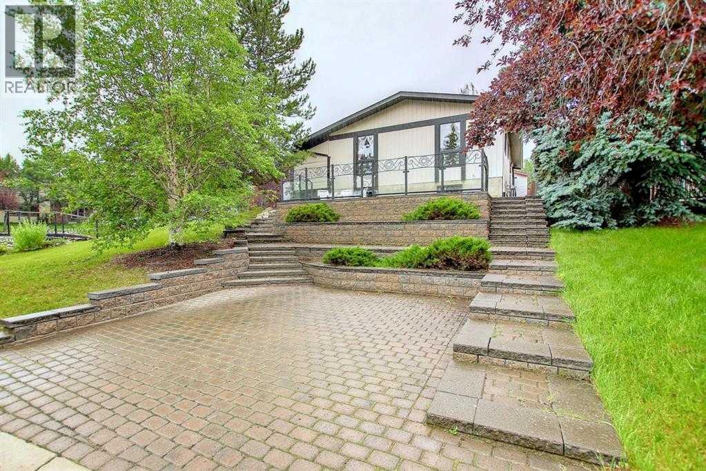 3 Berwick Crescent Nw, Calgary, Alberta  T3K 1P7 - Photo 3 - A2291794